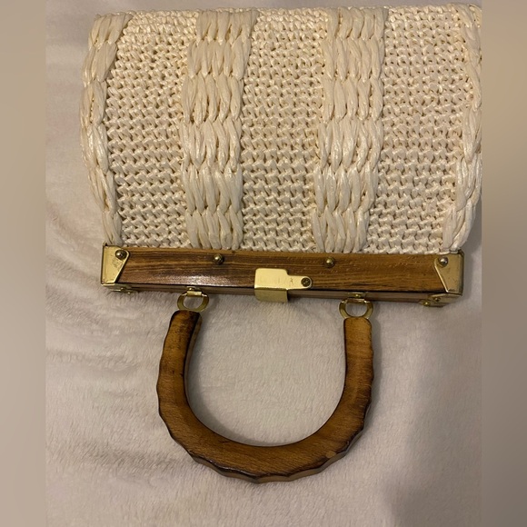 Elegant Gaymade Cream Woven Handbag with wooden handle - Picture 4 of 7